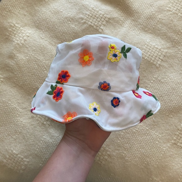 Cute lil bucket hat - Picture 1 of 2
